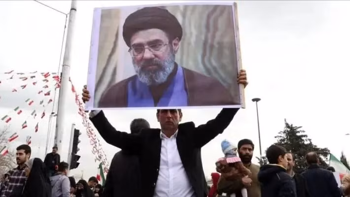 Tuy nhiên, những sự kiện này chỉ càng làm cho xã hội Iran đoàn kết hơn, và Tehran hiện đang từ chối đàm phán, nhấn mạnh ý định tiếp tục tấn công các mục tiêu quân sự của Mỹ và Israel. Đặc biệt lo ngại là giới lãnh đạo Tehran hiện nay, không tin tưởng vào Mỹ và trung gian hòa giải.