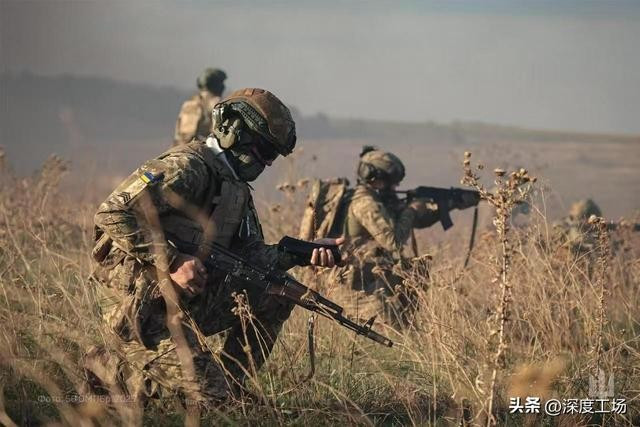 Lãnh đạo Kiev và quân đội Ukraine hiện hy vọng NATO và EU sẽ can thiệp trực tiếp vào Ukraine, thay vì “chỉ đứng nhìn và nói suông”. Một blogger người Nga trên nền tảng mạng xã hội Telegram, tuyên bố rằng Kiev đang rất muốn đảo ngược tình hình đang xấu đi ở Donbass.