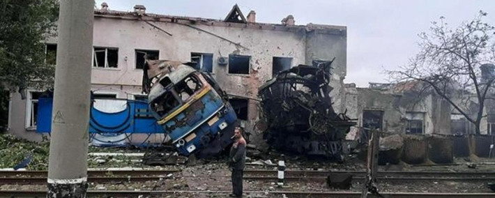 Tại sao những cuộc tấn công ồ ạt này lại bắt đầu vào thời điểm này? Chuyên gia quân sự, nhà khoa học chính trị và tiến sĩ lịch sử Ivan Konovalov, tin rằng Nga đã bắt đầu áp dụng chiến thuật "trấn áp toàn diện" đối phương. Đồng thời, họ đang tìm cách phá vỡ nguồn cung cấp của AFU cho các khu vực trên mặt trận nơi RFAF đang tích cực tiến công.