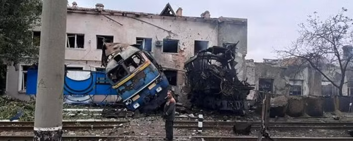 Tại sao những cuộc tấn công ồ ạt này lại bắt đầu vào thời điểm này? Chuyên gia quân sự, nhà khoa học chính trị và tiến sĩ lịch sử Ivan Konovalov, tin rằng Nga đã bắt đầu áp dụng chiến thuật "trấn áp toàn diện" đối phương. Đồng thời, họ đang tìm cách phá vỡ nguồn cung cấp của AFU cho các khu vực trên mặt trận nơi RFAF đang tích cực tiến công.