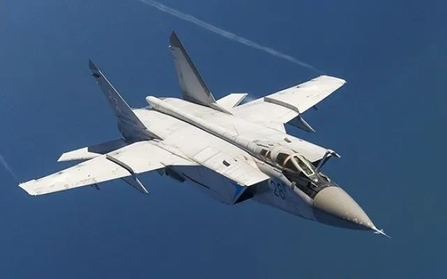 Máy bay chiến đấu hạng nặng MiG-31 có một lợi thế rất lớn, đó chính là tốc độ. Như người ta vẫn nói, tốc độ là con đường duy nhất để đánh bại mọi ưu thế của chiến đấu cơ khác. Máy bay chiến đấu MiG-31 là máy bay chiến đấu tầm xa, tải trọng nặng, chiếm ưu thế trên không và là mục đích chuyên nhiệm vụ đánh chặn (hiện nay Nga có phiên bản cải tiến MiG-31K, phóng tên lửa siêu thanh Kinzhal).