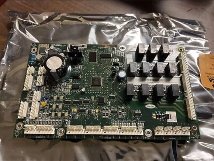 Một trong những hệ thống con phức tạp hơn của bom dẫn đường D-30SN, chính là hệ thống điều khiển vòng kín (servo), nhằm điều khiển các cánh lái. Servo được xác định là CP500-130-01-M, do công ty KST Digital Technology Limited sản xuất. Đây cũng là nhà cung cấp servo cho UAV loại Geran-2/3.