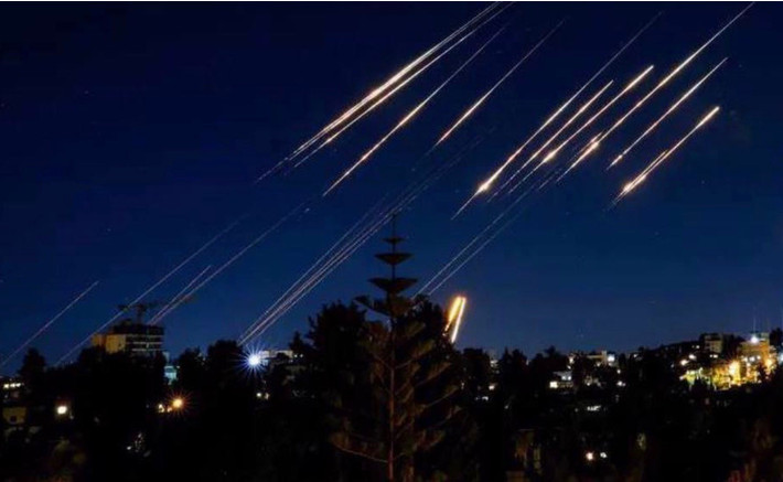 Một lượng lớn cư dân phía bắc Israel, buộc phải tạm thời sơ tán về phía nam. Tính đến ngày 14/3, Israel đã ban bố tình trạng khẩn cấp thời chiến toàn diện. Còi báo động không kích vang lên nhiều lần trong ngày tại các thành phố trọng điểm như Tel Aviv, Haifa và Jerusalem. Không khí chiến tranh bao trùm toàn bộ đất nước.