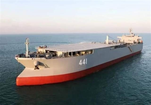 Con tàu lớn nhất trong Hải quân là căn cứ nổi Makran, được truyền thông Iran tung hô là “tàu sân bay”, khi dài 229,6 mét, lượng giãn nước 120.000 nghìn tấn, có với sàn đáp giành cho sáu máy bay trực thăng. Nhưng trên thực tế, đây là tàu chở dầu đã hết niên hạn sử dụng, được hàn thêm mặt boong, để trực thăng và UAV cất hạ cánh.