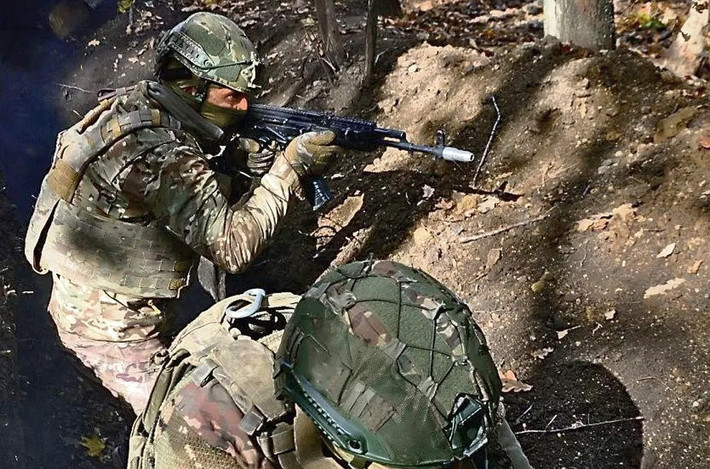 Đồng thời, việc RFAF triển khai và tăng cường lực lượng hậu cần tại các vị trí tiền tuyến, thể hiện tầm nhìn chiến lược của họ. Lực lượng hậu cần này không chỉ hỗ trợ kịp thời cho các hoạt động trên tiền tuyến, mà còn giúp RFAF phát động các cuộc tấn công mới vào những thời điểm quan trọng, làm gián đoạn sự triển khai của đối phương.