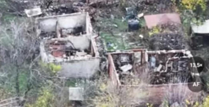 Thị trấn này, gần đây đã trở thành trung tâm đầu não của lực lượng Ukraine tại Donbass, hiện đang bị nhắm mục tiêu bởi mọi thứ có thể tưởng tượng được: từ đạn pháo, tên lửa, FAB UMPK và UAV FPV. Nói một cách đơn giản, trong trường hợp này, một cuộc tiến công bí mật vào Pokrovsk hoặc Myrnohrad sẽ không thể thực hiện được.