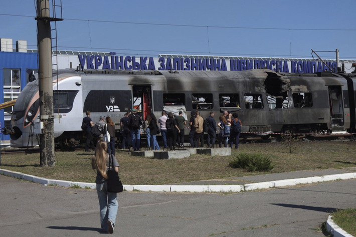 Khi xung đột Nga-Ukraine bùng nổ, chính nhờ hệ thống đường sắt mà Ukraine có thể liên tục nhận được viện trợ quân sự từ NATO, vận chuyển quân số, vũ khí, đạn dược cùng nhiều loại nhu yếu phẩm khác đến mặt trận Donbass, Zaporozhye, Kharkov, Kherson...