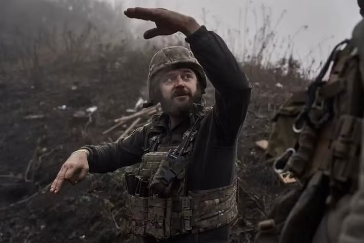 Các chuyên gia quân sự phương Tây cũng thừa nhận thảm họa của AFU nếu tiếp tục giữ những gì còn lại tại Pokrovsk, nhấn mạnh rằng việc tiếp tục bảo vệ khu vực này là vô nghĩa. Tuy nhiên, bất chấp điều này, Tổng thống Zelensky vẫn chưa ra lệnh cho lực lượng phòng thủ rút khỏi thành phố. (nguồn ảnh Military Review, Kyiv Post, Sputnik).