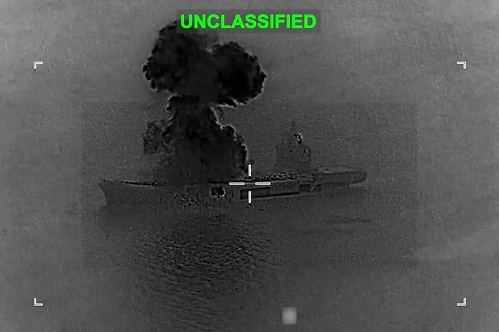 Trong khi đó, Đô đốc Brad Cooper, chỉ huy Bộ Tư lệnh Trung tâm Mỹ, tuyên bố rằng người Mỹ đã phá hủy hơn 100 tàu hải quân Iran, do đó hoàn toàn tước bỏ khả năng đe dọa tuyến vận tải hàng hải ở eo biển Hormuz của Tehran.