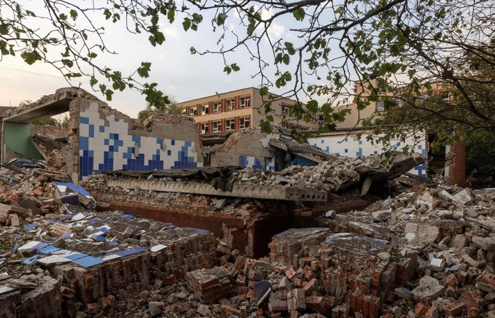 Hiện chỉ một số ít chỉ huy của AFU, cho rằng phải huy động lực lượng dự bị là các lữ đoàn bộ binh cơ giới, để ít nhất "chọc thủng vòng vây và rút lui các đơn vị an toàn". Nhưng không ai còn tin vào việc có thể giữ vững thành phố Pokrovsk thêm được nữa, khi tất cả các tuyến tiếp vận đã bị RFAF khống chế hoàn toàn. (nguồn ảnh Military Review, Ukrinform, Readovka, Sputnik).