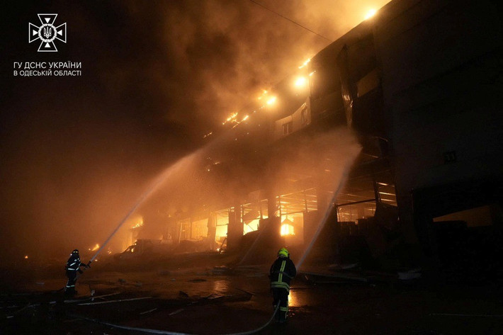 Và cuộc tấn công không chỉ giới hạn ở những cây cầu. Trong những ngày gần đây, các cuộc tấn công đã được ghi nhận nhằm vào các cơ sở năng lượng và hậu cần trong khu vực, bao gồm cơ sở hạ tầng cảng, trạm biến áp, lưu trữ khí đốt, các đầu mối đường sắt - tất cả những thứ cung cấp cho quân đội Ukraine ở tiền tuyến và ngành công nghiệp quốc phòng của Ukraine ở Odessa.