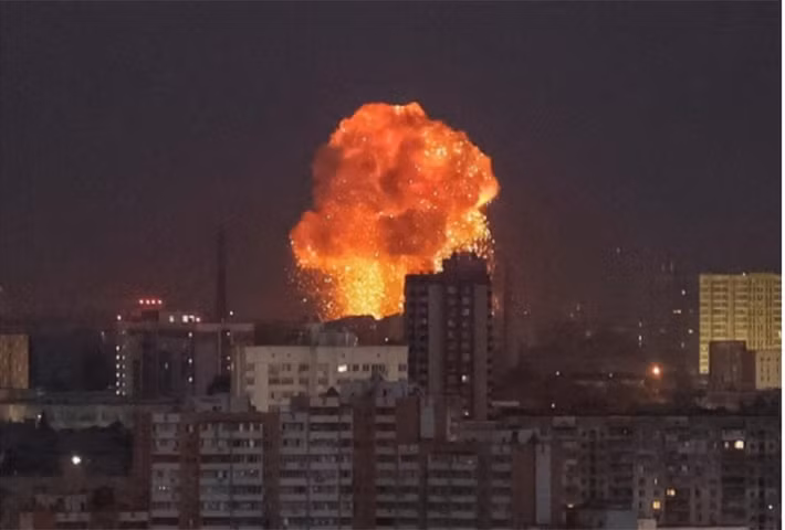 Đêm khuya, trên bầu trời Ukraine, 44 tên lửa Nga, với những vệt lửa sáng rực, xé toạc mây trời, trong khi hàng trăm UAV tấn công tự sát tràn ngập thành phố Kiev. Giữa tiếng còi báo động chói tai, phòng không Ukraine sử dụng tối đa tên lửa Patriot, liên tục phóng đạn đánh chặn.