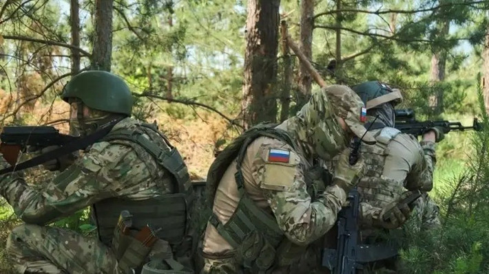 Theo kênh Suriyakmaps, tại phía bắc mặt trận Donetsk, trong 4 ngày qua, RFAF đã chiếm được hoàn toàn tuyến phòng thủ phía nam Seversk và xâm nhập khu trung tâm, tiến đến tận đường Radionovsky Patriots.