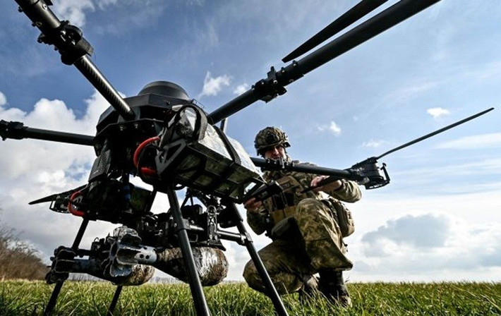 Theo kênh DIVGEN, nguồn tiếp tế cho nhóm binh sĩ Ukraine bị bao vây ở Mirnograd, hiện giờ gần như hoàn toàn phụ thuộc vào các UAV cỡ lớn như Baba Yaga và nền tảng robot như NRTK, những thiết bị này cố gắng lợi dụng địa hình, địa vật để xâm nhập vào thành phố, nhưng thường không thành công.