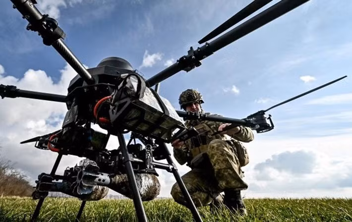 Vấn đề khó khăn nhất bây giờ là cung cấp hậu cần cho lực lượng quân Ukraine bị bao vây ở khu đô thị Myrnohrad. Hiện tại, hoạt động tiếp vận chỉ trông trờ bằng UAV đa trục hạng nặng, nhưng chúng lại là mục tiêu dễ bị quân Nga bắn hạ.