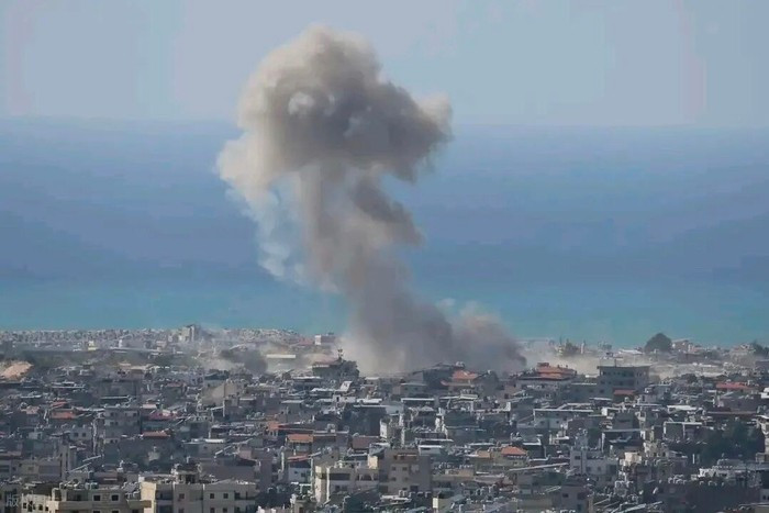 Các cuộc tấn công của Iran không chỉ nhắm vào cơ sở hạ tầng dân sự. Với hơn một nửa hệ thống phòng không của Israel bị phá hủy, tên lửa Iran bắt đầu nhắm mục tiêu chính xác vào nhà ở của các nhà lãnh đạo, chỉ huy và quan chức tình báo Israel. Tel Aviv chìm trong khói súng, người dân tìm nơi trú ẩn khỏi các cuộc không kích và tích trữ lương thực trở nên phổ biến.