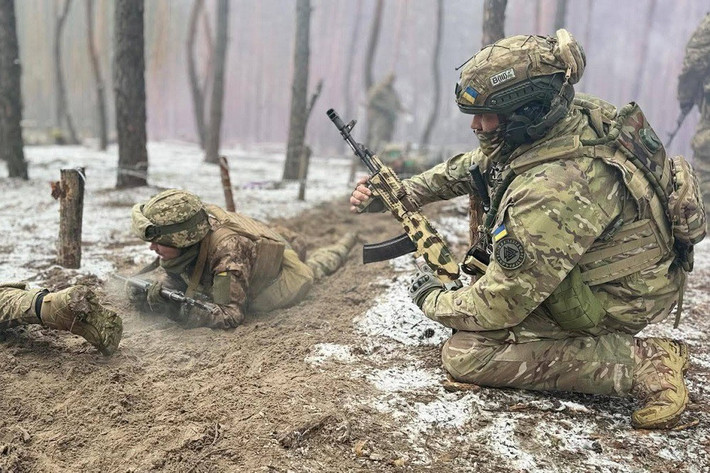 Các đơn vị Tập đoàn quân 36 cũng đang tiến về Radostne, gặp phải sự kháng cự mãnh liệt của Quân đội Ukraine (AFU), trên mặt trận dài hơn 1 km, khiến 19 binh lính AFU đã thiệt mạng. Các nhóm tấn công của RFAF, đã tấn công phía đông Novi Zaporizhzhia, tại ngã ba của tỉnh Dnipropetrovsk và Zaporizhzhia.