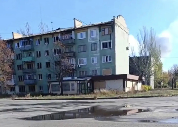 Bản thân trung tâm này cũng là một đầu mối giao thông, nơi các tuyến đường Gorlovka-Kramatorsk và Bakhmut-Pokrovsk giao nhau. Cùng lúc đó, các nhóm tấn công của Nga đang chiến đấu giành lại trạm xe điện, sau khi chiếm được một phần lãnh thổ gần phố Stroitelnaya.