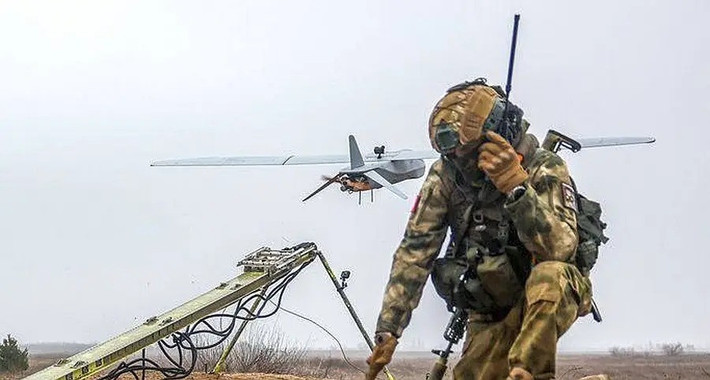 “Họ đã bị cắt hoàn toàn khỏi internet. Điều này có thể đồng nghĩa với việc các hoạt động sẽ bị giảm bớt cho đến khi họ tìm được phương tiện liên lạc thay thế”, Petro, chỉ huy đơn vị máy bay không người lái của Lữ đoàn sơn cước số 128, hoạt động gần Zaporizhia, nói với Kyiv Independent.