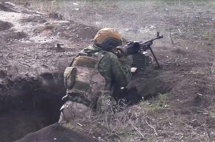 Quân đội Ukraine (AFU) đã tung toàn bộ lực lượng dự bị vào mặt trận Pokrovsk, hay chính xác hơn là dọc theo mặt trận phía bắc. Kênh "Nhật ký lính dù" trên mạng xã hội Telegram, cho thấy AFU đang nỗ lực tuyệt vọng để cắt đứt tuyến phòng thủ phía bắc, đặc biệt là khu vực giữa Nikanorivka và Novotoretskoye, nơi giao tranh diễn ra vô cùng khốc liệt.