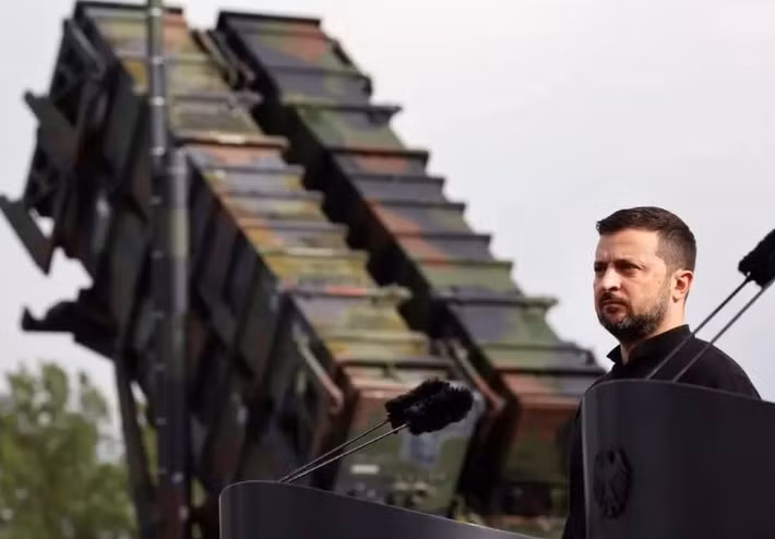 Lỗ hổng lớn trong lực lượng phòng không của Ukraine, đó là 8 hệ thống Patriot của họ, bố trí trên một mặt trận rộng 240.000 km vuông, việc này giống như với việc dùng “thìa cà phê để rút cạn nước hồ bơi”. Khi UAV trinh sát Nga phát hiện ra lỗ hổng trong hệ thống phòng không của Ukraine, họ lập tức khoan sâu, đập tan huyền thoại về phòng không phương Tây.