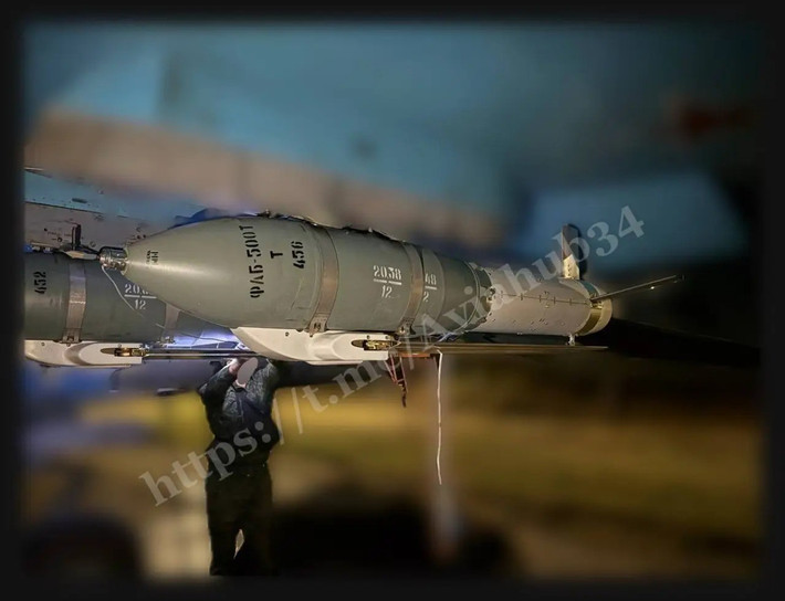 Vào thời điểm này, RFAF đang rất cần một loại vũ khí tấn công tầm xa có giá cả phải chăng. Theo tờ Moskovsky Komsomolets, một loại bom lượn tầm xa mới đã ra mắt trong một cuộc không kích của Lực lượng Không quân Vũ trụ Nga, nhằm vào các mục tiêu quân sự của Ukraine tại tỉnh Nikolayev.