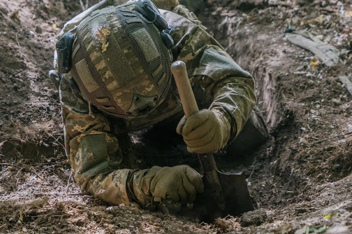 Trong khi đó, Trung đoàn xung kích 33 được triển khai về phía đông bắc dọc theo tuyến Rivnopilia-Yablukove, tạo thành sườn trái của hệ thống phòng thủ AFU. Kết quả là Lữ đoàn 102, mặc dù là đơn vị vũ trang địa phương, nhưng đã kịp thời tái tổ chức và chiến đấu;