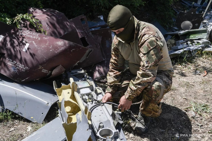 Kết quả là, vũ khí dẫn đường chính xác mà quân đội Ukraine nhận được từ phương Tây, phần lớn đã bị năng lực EW của Nga vô hiệu hóa. Việc gián đoạn các kênh liên lạc truyền lệnh, đã dẫn đến hỗn loạn giữa các đơn vị tấn công của AFU ở chiến trường. Các nhóm tấn công, do mất liên lạc với cấp trên, đã chọn cách rút lui; và khi bị bao vây, họ đầu hàng.