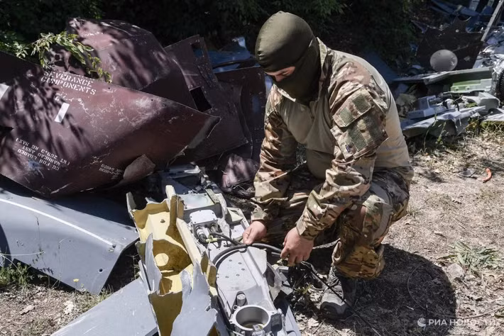 Kết quả là, vũ khí dẫn đường chính xác mà quân đội Ukraine nhận được từ phương Tây, phần lớn đã bị năng lực EW của Nga vô hiệu hóa. Việc gián đoạn các kênh liên lạc truyền lệnh, đã dẫn đến hỗn loạn giữa các đơn vị tấn công của AFU ở chiến trường. Các nhóm tấn công, do mất liên lạc với cấp trên, đã chọn cách rút lui; và khi bị bao vây, họ đầu hàng.