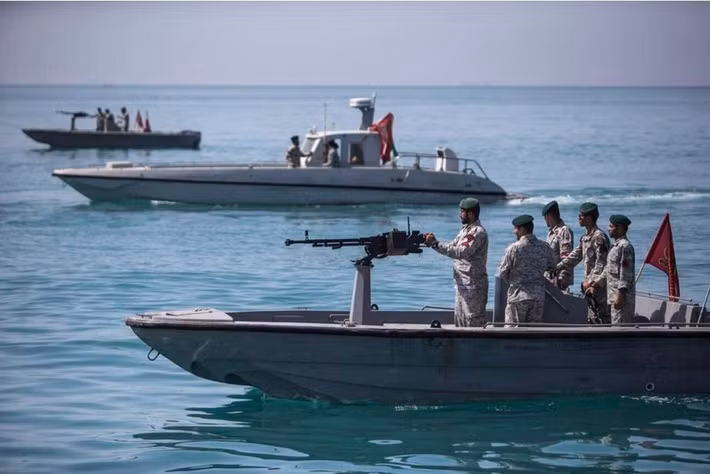 Quân đội Mỹ không cần phải vội vã tiến vào vùng biển Iran, cũng không cần phải chơi trò mèo vờn chuột với những chiếc thuyền nhỏ của IRGC. Họ chỉ cần bảo vệ các tuyến đường vận chuyển quốc tế ở Vịnh Oman và Biển Ả Rập, chặn bắt bất kỳ tàu thuyền nào đi vào, cô lập Iran hoàn toàn khỏi thế giới; như vậy là đủ để cho Iran xuống nước.