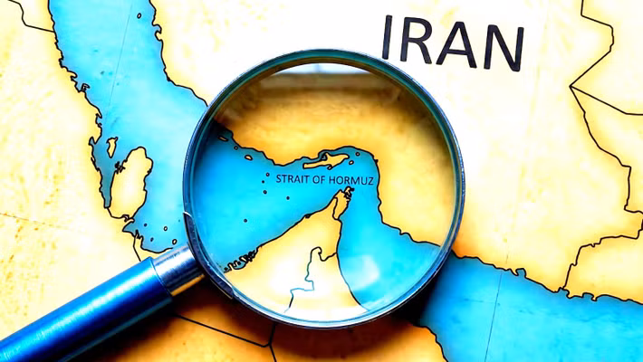 Việc đọc kỹ các tuyên bố của cả hai bên cho thấy nhiều vấn đề. Tuyên bố của Iran như sau: Eo biển chỉ được mở tạm thời và có điều kiện; tàu thuyền dân sự phải sử dụng các tuyến đường do Iran chỉ định; tàu thuyền quân sự bị cấm đi qua; mọi hoạt động đi lại phải được điều phối bởi Lực lượng Vệ binh Cách mạng Iran (IRGC); và tuyên bố rõ ràng rằng "quyền kiểm soát eo biển thuộc về Iran".