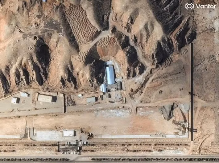 Trước đó, một cuộc điều tra của CNN, tiết lộ rằng Mỹ và Israel đã tiến hành các cuộc tấn công chính xác vào lối vào căn cứ trong suốt cuộc giao tranh, nhằm chôn vùi các bệ phóng tên lửa dưới lòng đất để ngăn chúng có thể cơ động tới trận địa phóng, hoặc quay trở lại căn cứ để nạp đạn tên lửa.