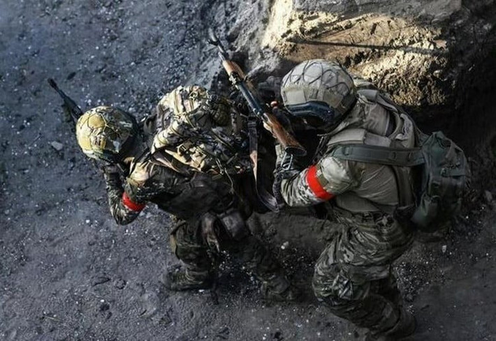 Làng Gryshyne trước đây là trung tâm hậu cần tiếp tế cho quân đồn trú Ukraine tại Pokrovsk. Sau khi quân Nga chiếm được khu vực đô thị Pokrovsk và bao vây khu đô thị Myrnohrad, ngôi làng đã mất đi vai trò là trung tâm tiếp tế, nhưng nó đã được biến thành một đầu cầu, để AFU phản công vào Pokrovsk và Myrnohrad.