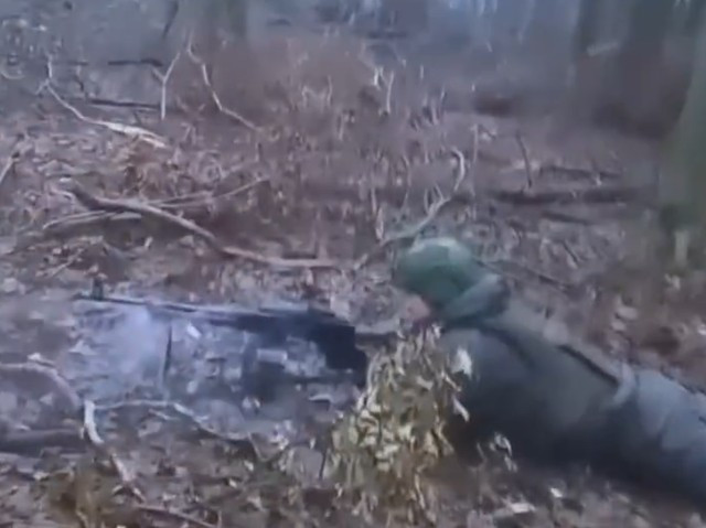 Thứ năm: Giữ bình tĩnh khi cứu người bị thương và dập tắt mọi hỏa lực của kẻ thù ở gần trước khi cố gắng cứu; vội vàng cứu mà không cân nhắc tình hình có thể dẫn đến thương vong thêm, do lính bắn tỉa của kẻ thù hoặc hỏa lực tập trung.