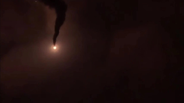 Khi một đầu đạn nặng 2 tấn va chạm với mục tiêu với động năng cực cao, hiệu ứng xuyên phá do động năng kết hợp với sức công phá mạnh của đầu đạn có thể tạo ra một vùng tàn phá tương đương với diện tích của vài sân bóng đá trên một mục tiêu không được bảo vệ. Mật độ giải phóng năng lượng này gần đạt đến giới hạn của các loại vũ khí thông thường, và sức phá hủy của nó chỉ đứng sau vũ khí hạt nhân.