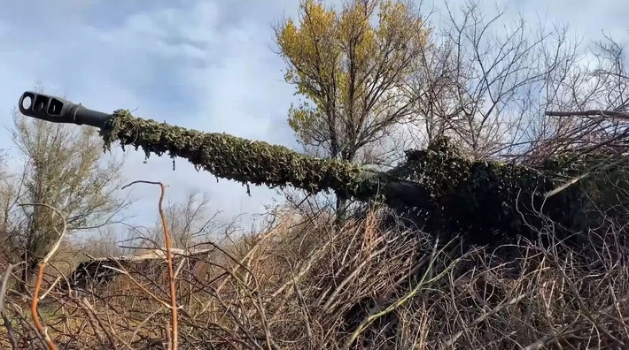 Các cuộc phản công của quân Ukraine cũng đang diễn ra về phía Novoekonomichesky và Sukhetske. Tuy nhiên các cuộc phản công của họ, đang bị UAV FPV thuộc Tiểu đoàn Đặc nhiệm 56, Tập đoàn quân 51 chặn lại. Lực lượng không quân chiến thuật Nga đang tấn công Myrnohrad bằng bom hạng nặng.