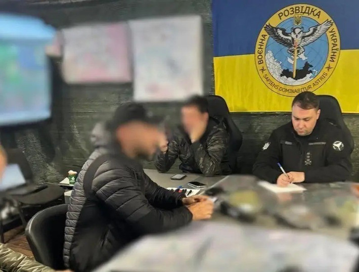 Deep State cũng đăng bức ảnh của GRU, chụp sở chỉ huy cho thấy tướng Kirill Budanov, Giám đốc GRU tuyên bố ông ta đích thân chỉ huy chiến dịch. Nhưng giới phân tích cho rằng, chiến dịch đổ bộ đường không gần đây của GRU trở thành một quyết định gây tranh cãi trong chính nội bộ Ukraine.