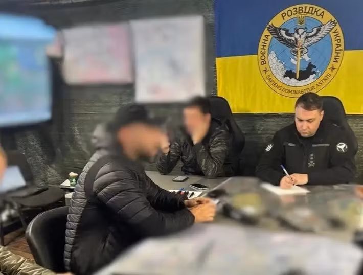 Deep State cũng đăng bức ảnh của GRU, chụp sở chỉ huy cho thấy tướng Kirill Budanov, Giám đốc GRU tuyên bố ông ta đích thân chỉ huy chiến dịch. Nhưng giới phân tích cho rằng, chiến dịch đổ bộ đường không gần đây của GRU trở thành một quyết định gây tranh cãi trong chính nội bộ Ukraine.