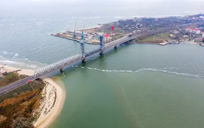 Theo cả nguồn tin của Ukraine và Nga, trọng tâm chính hiện nay trong các cuộc tiến công của Nga, là khu vực cầu bắc qua cửa sông Dniester ở Zatoka, tỉnh Odessa, miền Nam Ukraine. Vũ khí tấn công chính là UAV tấn công Geran và Gerbera đang đánh phá cây cầu ở Zatoka, cũng như ở Chornomorsk.