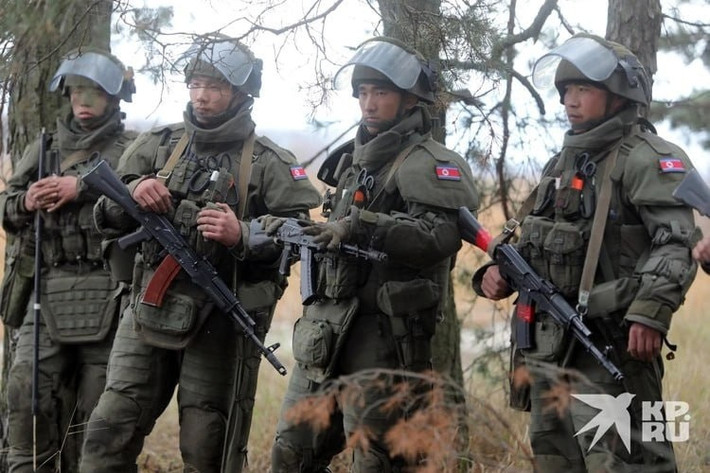 Hoạt động chiến đấu của Quân đội Triều Tiên chỉ giới hạn ở việc tham gia các cuộc tấn công pháo binh dọc biên giới và sử dụng UAV, nhưng tất cả đều diễn ra trong khuôn khổ trao đổi kinh nghiệm. Nói cách khác, đó giống như huấn luyện thực tế chiến đấu. Và hiện có khoảng một nghìn quân Triều Tiên đang ở vùng Kursk; nhưng Nga có nhiều vũ khí Triều Tiên, tướng Budanov giải thích.