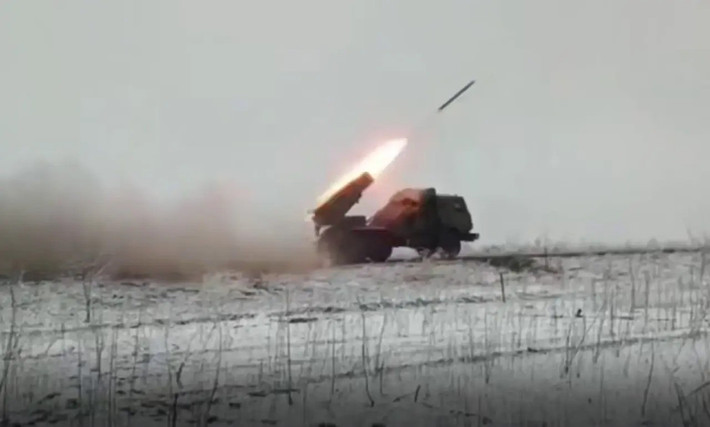 Trong 569 ngày chiến đấu, phía Quân đội Ukraine đã chịu tổn thất 8.000 người chết và 15.000 người bị thương. Trung bình, 40 quân phòng thủ Ukraine tử trận mỗi ngày; nhưng cuối cùng trước sức ép liên tục của Quân đội Nga, quân phòng thủ Ukraine cuối cùng đã cạn kiệt sức lực và phải chịu rút lui khỏi thành phố miền biên ải này. (nguồn ảnh Military Review, RIA Novosti, Kyiv Post).