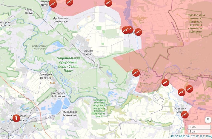 Quan sát trên bản đồ tác chiến Liveuamap của Lầu Năm góc, có thể nhận thấy Bộ Tổng tham mưu RFAF đang tránh cứ điểm Lyman, thậm chí tránh các cuộc giao tranh trực diện với AFU tại đây; RFAF chỉ tập trung đánh địch tạo thế, cắt đứt nguồn tiếp tế của quân phòng trú AFU lại Lyman.