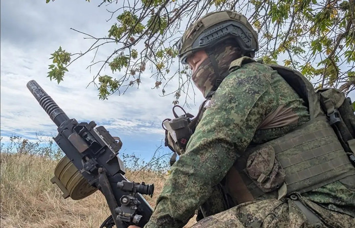 Tình hình ở Pokrovsk dường như đã đến thời điểm nguy cấp nhất. Cuộc tấn công của Nga dâng lên như thủy triều, trong khi sức kháng cự của Ukraine dường như bất lực. Trong cuộc giao tranh ác liệt này, cả hai bên đều chiến đấu hết mình vì những tính toán riêng.