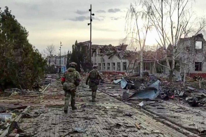 Khi bom hạng nặng của Nga phá hủy các đường hầm mỏ và hệ thống thông gió, toàn bộ quân Ukraine trú dưới các đường ngầm có thể bị chôn vùi vĩnh viễn dưới lòng đất hàng chục mét, trở thành những thương vong bi thảm nhất của cuộc chiến tranh tấn công và phòng thủ đô thị tàn khốc này.(nguồn ảnh Military Review, Ukrinform, Sohu).