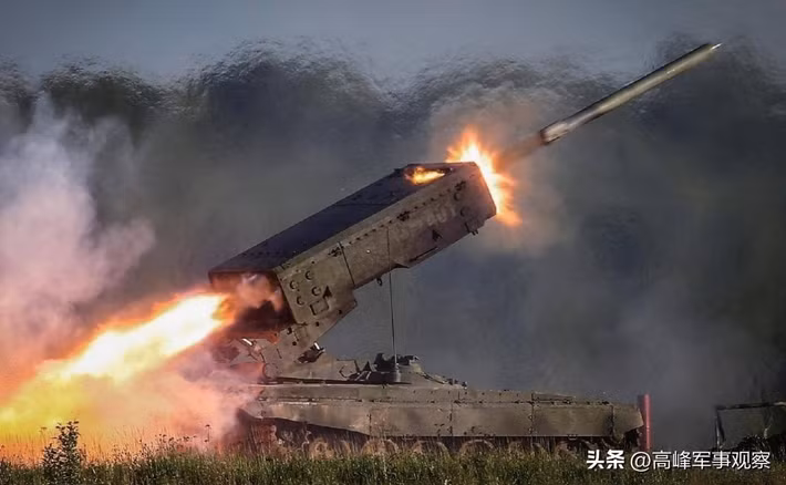 Với những hành động này, RFAF đang cố gắng bao vây vùng lõi trong hệ thống phòng thủ của Pokrovsk bao gồm các tòa nhà cao tầng ở cả hai bên đại lộ Shakhtostroiteley. Việc bắt đầu chiến dịch phá hủy hệ thống phòng thủ toàn diện của thành phố trùng với các sự kiện ở phía bắc, nơi Tập đoàn quân số 51 RFAF tiếp tục đẩy lùi các cuộc phản công mạnh mẽ của AFU, nhằm cắt đứt mũi nhọn tại Dobropolye.