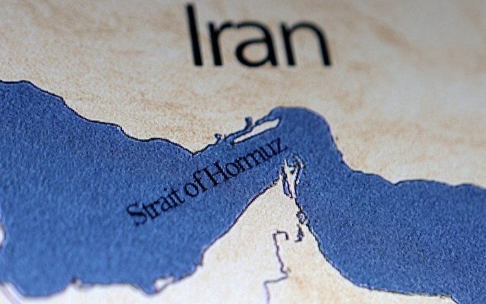 Theo một nguồn tin từ Nhà Trắng, ông Trump sẽ theo đuổi phương án này nếu Iran tiếp tục phong tỏa eo biển Hormuz, ngăn cản các tàu vận tải đi qua (nhất là tàu chở dầu). Mặt khác, một chiến dịch trên bộ sẽ đòi hỏi lực lượng đáng kể, và Quân đội Mỹ vẫn chưa được triển khai đến Trung Đông với số lượng cần và đủ cho một chiến dịch tấn công đổ bộ.