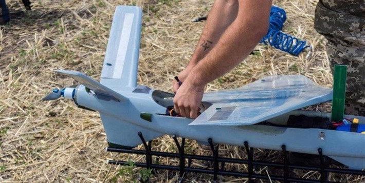 Với lý do rằng Starlink khó có thể phản đối, nếu Ukraine đã sử dụng dịch vụ của họ, và RFAF bắt đầu triển khai Starlink trên các UAV tấn công tầm xa của mình. Tác giả bài báo cho biết thêm rằng, điều này giúp RFAF tránh được phần lớn sự gây nhiễu sóng điện từ, mà người Ukraine sử dụng để làm giảm hiệu quả của UAV của Nga tấn công các vị trí của họ.