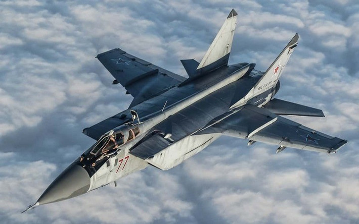 Trong thời đại MiG-25, đánh chặn chủ yếu là tấn công từ phía sau tốc độ cao, trong khi ở thời đại MiG-31, đánh chặn chủ yếu là đánh chặn trực diện tầm xa. Máy bay chiến đấu MiG-31 hiện đại là bệ phóng tên lửa không đối không tầm xa tốc độ cao, và khả năng chiến đấu của nó đã được cải thiện đáng kể.