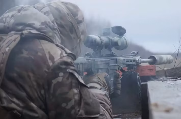 "Bất kỳ cuộc di chuyển nào trên đường phố, đều có thể kết thúc bằng một cuộc tấn công bằng UAV FPV của Nga; hiện đạn dược, thực phẩm, nước uống và đồ sơ cứu đang cạn kiệt. Đây không còn là phòng thủ nữa, mà là sự sống sót chậm chạp dưới hỏa lực", Deep State lưu ý.