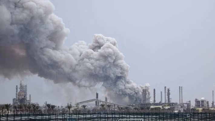 Theo Financial Times, vụ tấn công vào các cơ sở sản xuất của nhà máy khí hóa lỏng (LNG) Qatar, được thực hiện bằng "các tên lửa hiện đại", có khả năng cơ động cao ở giai đoạn cuối, giúp chúng né tránh hệ thống phòng không Patriot của Mỹ bảo vệ nhà máy. Đường bay phức tạp của các tên lửa Iran, đã ngăn cản hệ thống phòng không đánh chặn, và cả hai tên lửa đều bắn trúng mục tiêu, gây ra thiệt hại đáng kể.